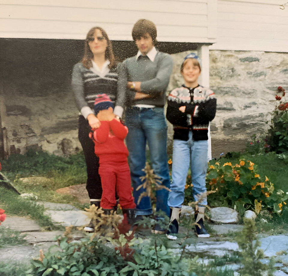 F.v. Aud Jorunn, Evie Anita, Reidar og John på landstedet på Berge på Bergsøya ca. 1980.
