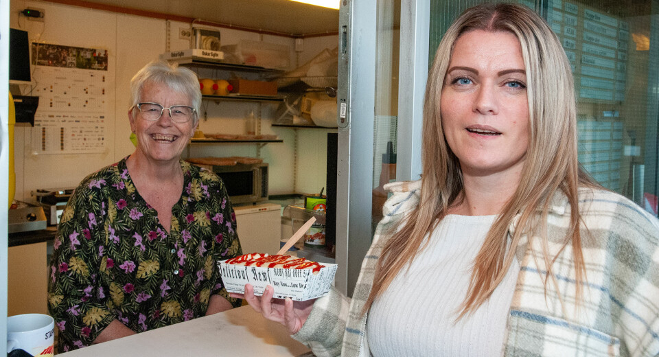 Karin Bakke (t.v.) driver Stappebua. Her serverer hun en sulten kunde, Silje Reiten Strandheim.