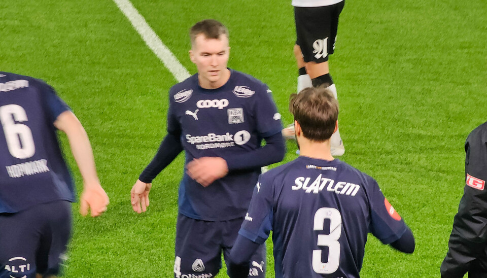 Jesper Strand Isaksen (midten) og Christoffer Aasbakk fra KBK (med ryggen bak).