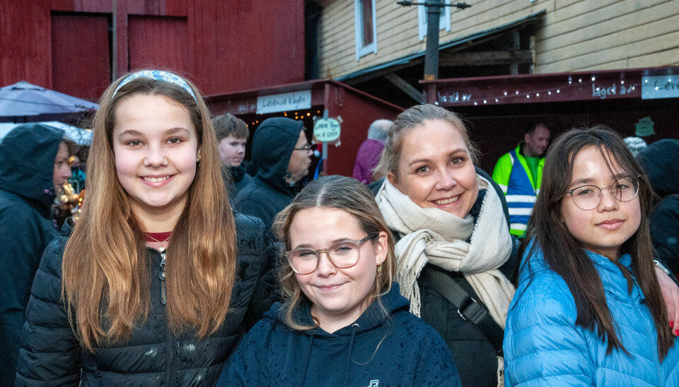 Aurora Haukenes, Maja Elise Stakvik og Lisa Andersen kommer fra Frei Barnekor, med dirigenten deres Cathrine Brandvik Haukenes i bakgrunnen.