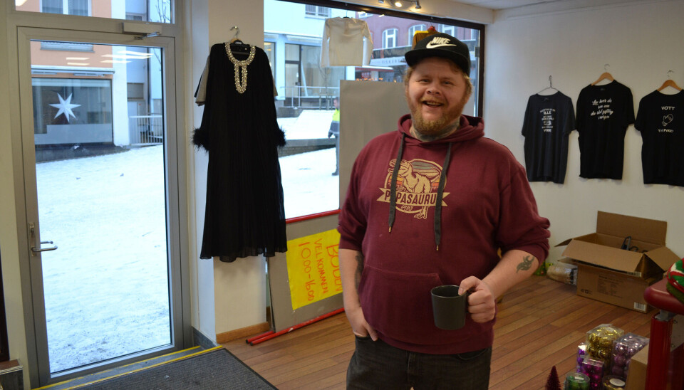 Ler gjør Kenneth Tyrhaug ofte. Her med utsikt til Nordmørspostens nye lokaler øverst t.h.