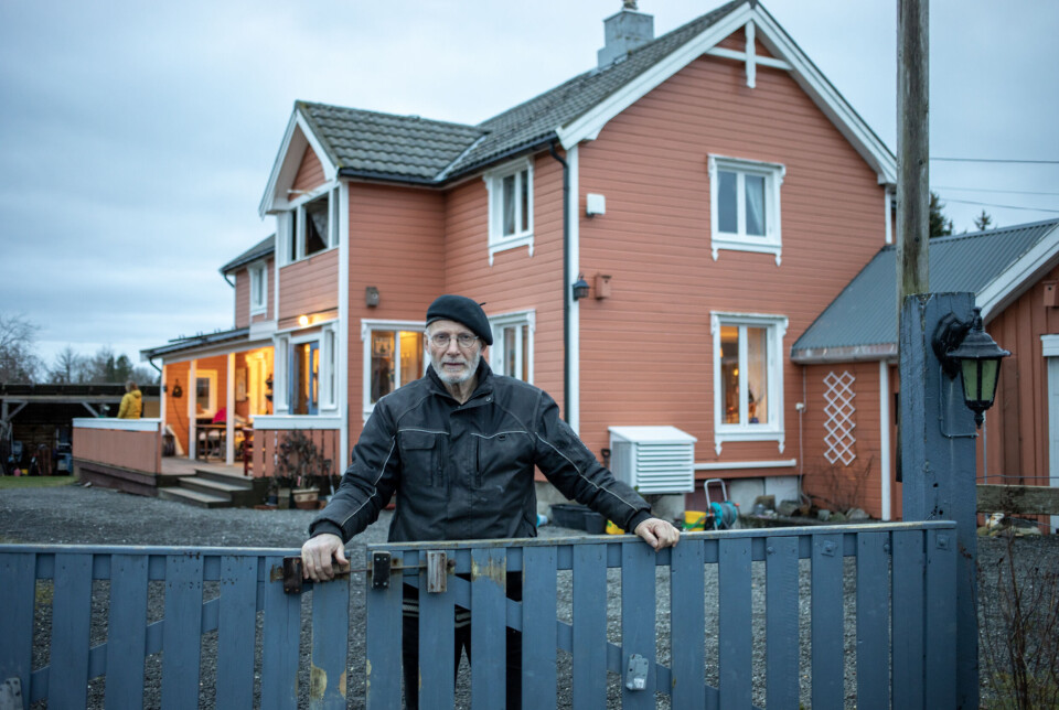 Rolf Øidvin foran huset på Løkmyra i Bremsnes i Averøy kommune.
