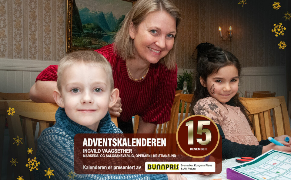 Barna Magnus (t.v.) og Isabella Gjerde (t.h.) hygget seg i tegneverkstedet med juletegninger. Bak Ingvild Vaagsether, markeds- og salgsansvarlig hos Operaen i Kristiansund AS.