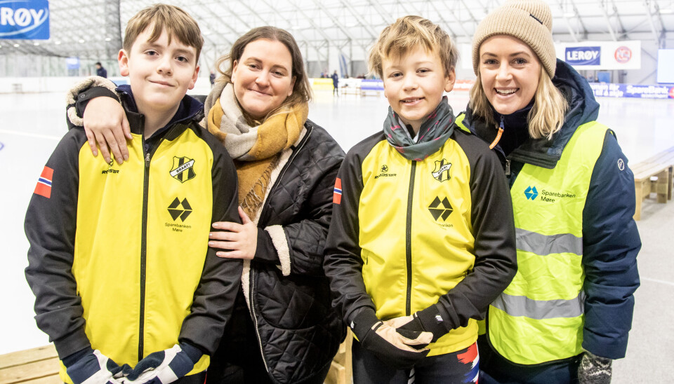 Lucas Pedersen (11) og mor Nina Pedersen og Sander Johansen (11) og mor Tina Wærnes, alle fra Ørnvika på Frei.