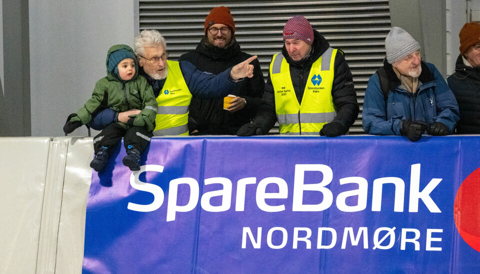 Bestefar Tor Olsen viste barnebarnet Matthew (2) hva som foregikk i skøytehallen. Pappa Einar Helde t.h. for Tor.