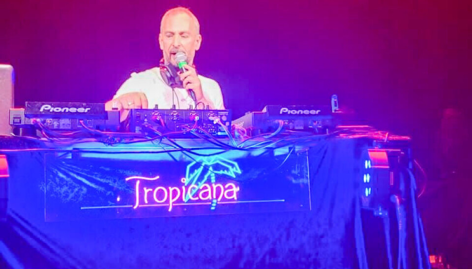 Stig Rovik i aksjon på en av de foregående Tropicana-kveldene hos Kulturfabrikken.