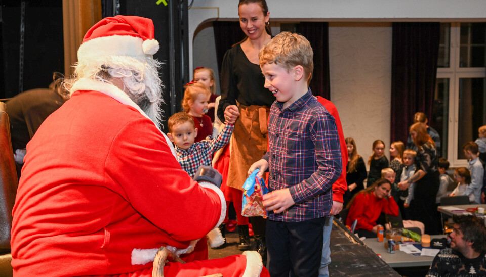Leon August Kvarsvik Ørsal (6) fikk hilse på Julenissen på scenen i Festiviteten i Kristiansund.