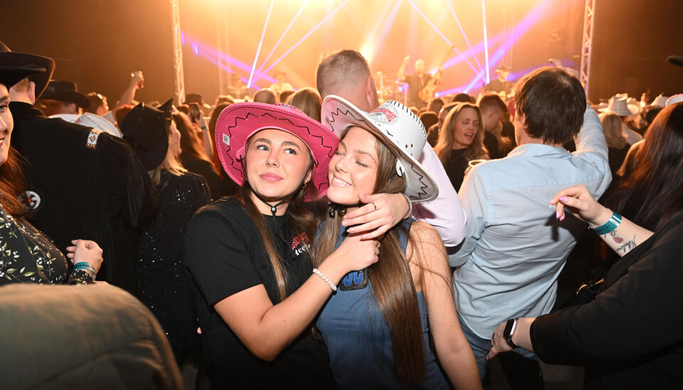 Kaja Fahle (18) fra Tustna og Mia Betten (18) fra Halsa på Byscenen på Kulturfabrikken i Kristiansund under sin første Vassendgutane-konsert, fredag 27. desember 2024.