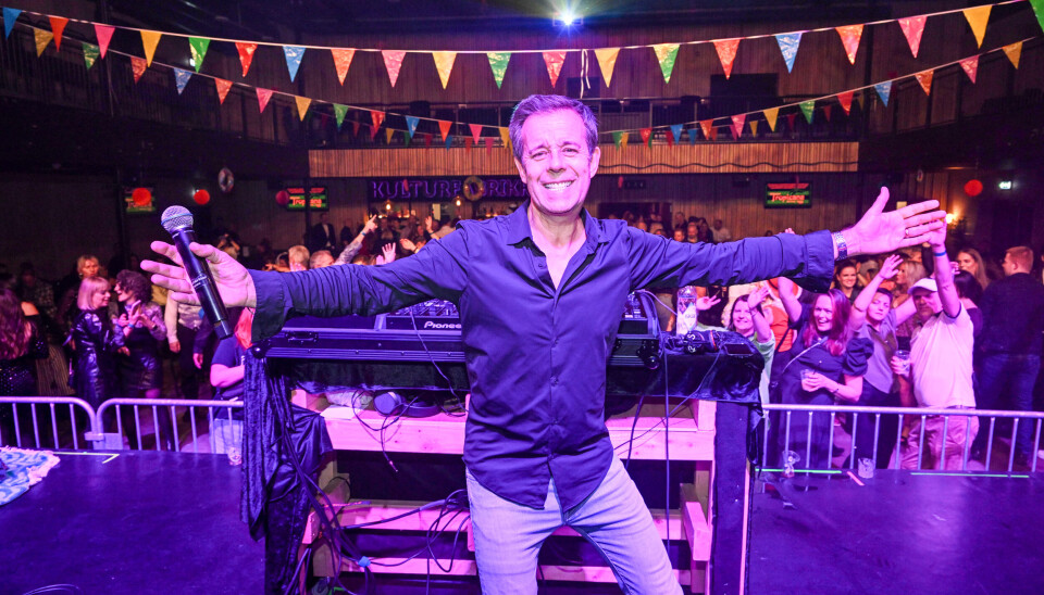 Pat Sharp (63) som DJ på Byscenen på Kulturfabrikken, natt til søndag 29. desember.