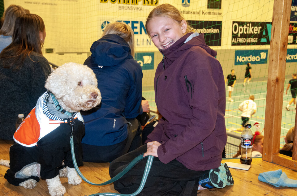 Alma Berntzen (10) fra Innlandet og hunden Alva på 4 år.