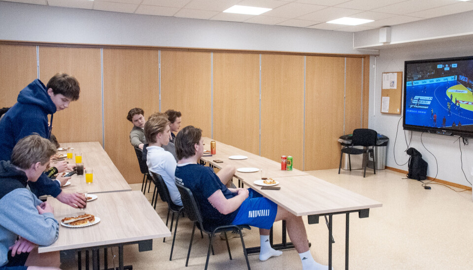 Samtidig som turneringen skjedde i Bratthallen fukgte mange spent med på håndballkampene som gikk på TV i romjulen hvor Øystein Mostad ble Norgesmester i G20-klassen.