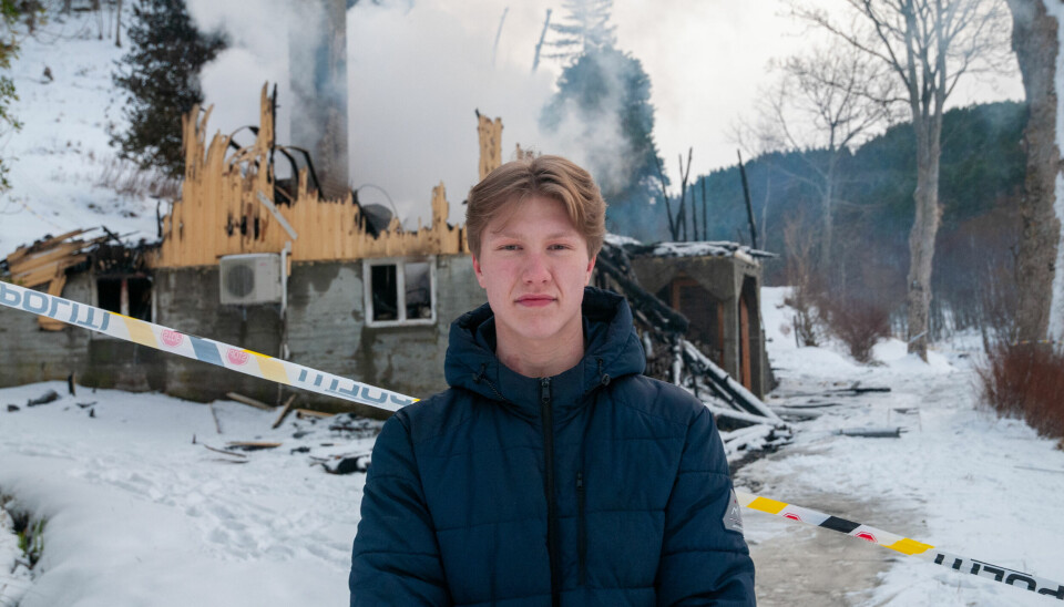 Mikael Valentin Garberg hørte et smell som liknet på fyrverkeri og snudde seg og kikket ut vinduet. Da var allerede halve veggen dekket av flammer og huset overtent. Her er han foran det nedbrente huset dagen etter, nyttårsaften tirsdag 31. desember 2024.
