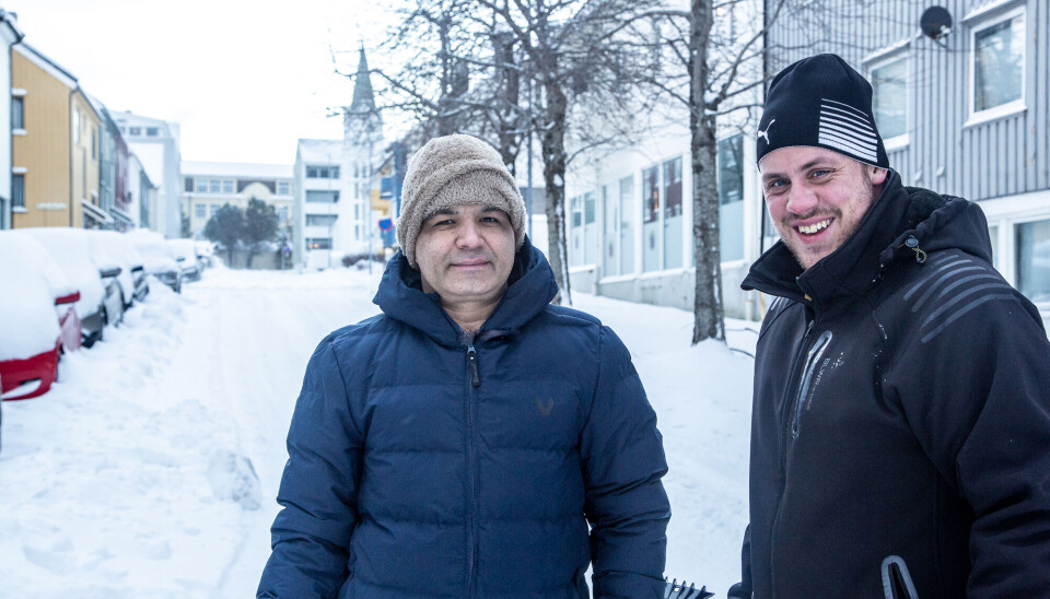 Bhandari Ishwari (43) får hjelp av nabo Rune Jørgenvåg (34).