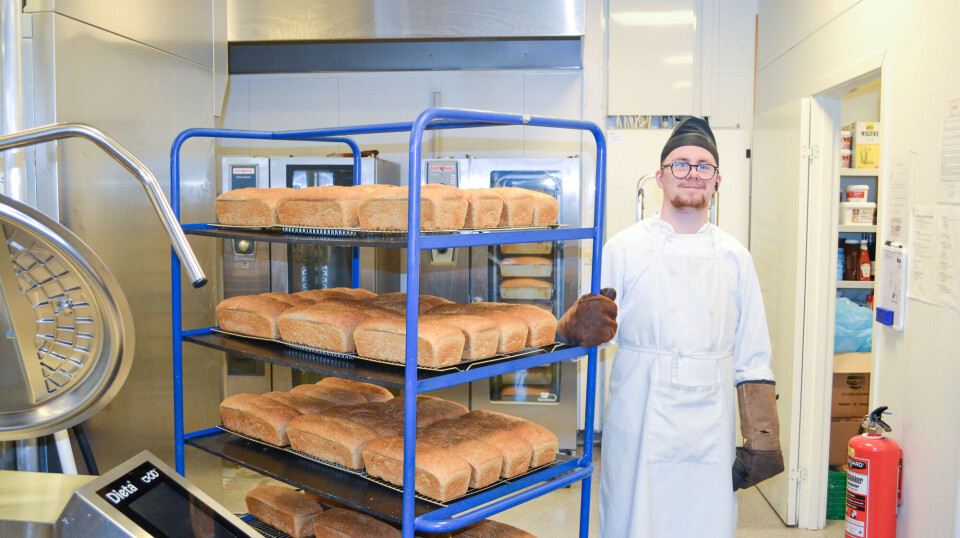 Marius Kalvøy med ferske brød.