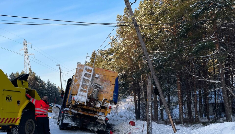Brøytebilen ble berget.