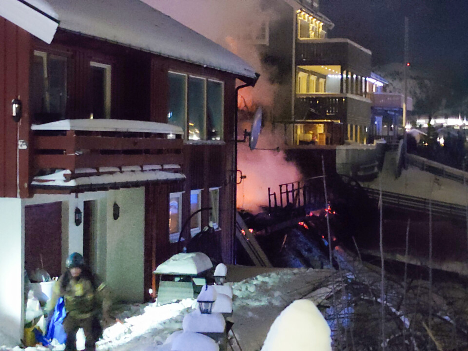 Det ene huset er nedbrent klokken 21.00.