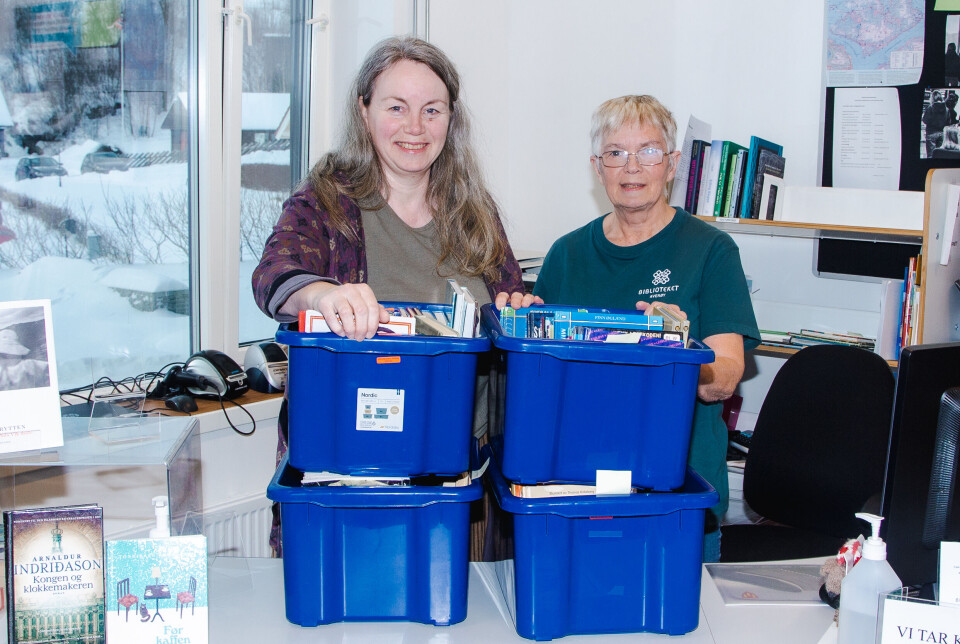 F.v.: Merete Bratsberg Aae og Synnøve Haukvik Hoel (bibliotekmedarbeider), som viser fram bokkassene med bøker som er gjort klar for skolene.