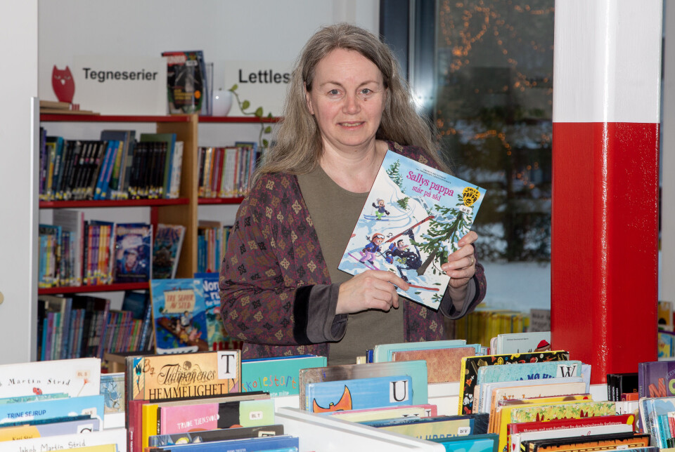 Merete Bratsberg Aae presenterer et stort utvalg av barnebøker og oppfordrer alle barnefamilier til å bruke biblioteket.
