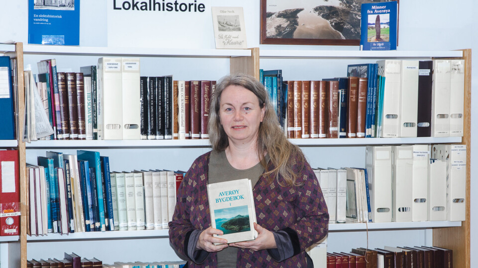 Averøy bibliotek har også et eget rom viet historiske bøker. Dette rommet er så fint at noen faktisk har giftet seg her, kommenterer Aae.