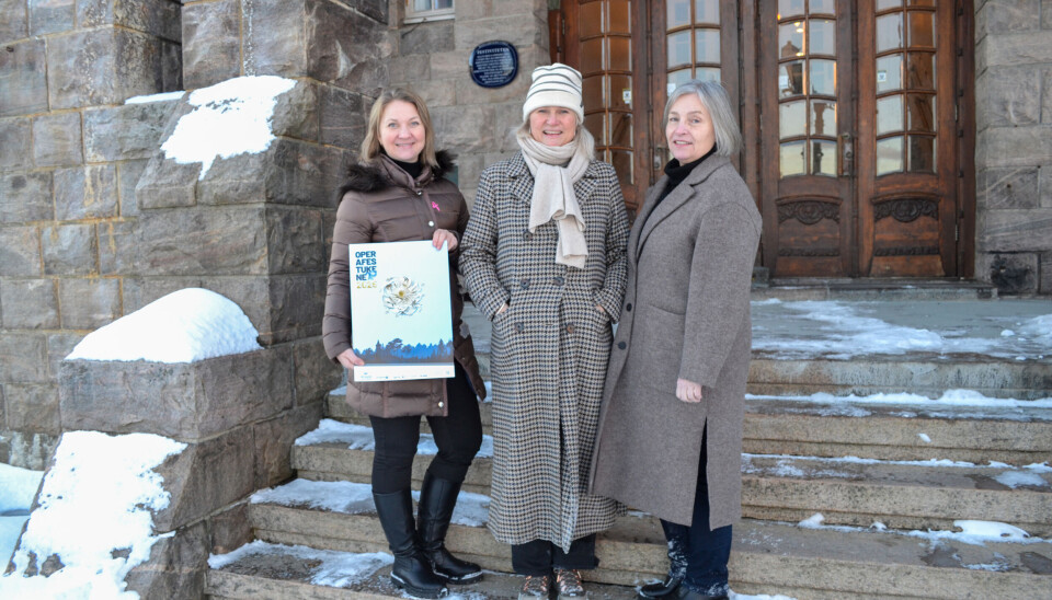 F.v.: Markeds- og salgsjef Ingvild Vaagsether med plakat, operasjef Line Lønning Andresen og produsent Britt Westavik på trappene foran Festiviteten.