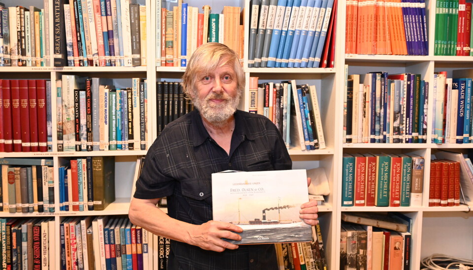 Jørgen Strand viser Norsk Skipshistorisk Forbund Kristiansund sitt store og velfylte bibliotek med kilder og referanser om Nordmøres gamle maritime historie.