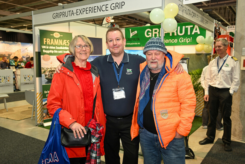 Arild Dybå-Eidem, daglig leder i Kristiansund Kommunale Sundbåtselskap KF (KKS), deltok på TravelXpo 2025. Her med potensielle kunder til Grip-ruta, Liv Løhre (t.v.) og Per Ole Jakobsen (t.h.)