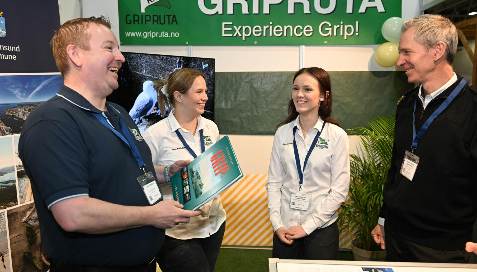 F.v.: Arild Dybå-Eidem, daglig leder i Kristiansund Kommunale Sundbåtselskap KF (KKS), deltok på TravelXpo 2025. Her med læringene Iveta Maldaikyte og Cornelia B. Roksvåg og kaptein ombord på MS Kvikk, Dag Rune Ramstad.