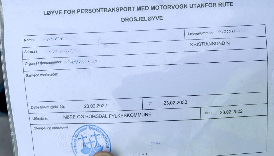 En drosjesjåfør kjørte med utgått løyve. Det avbildede viser et som er i orden.