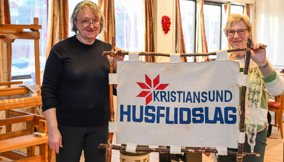F.v.: Henny Tangen (70) og Inger Dyrlie (78) og med banneret til Kristiansund Husflidslag.