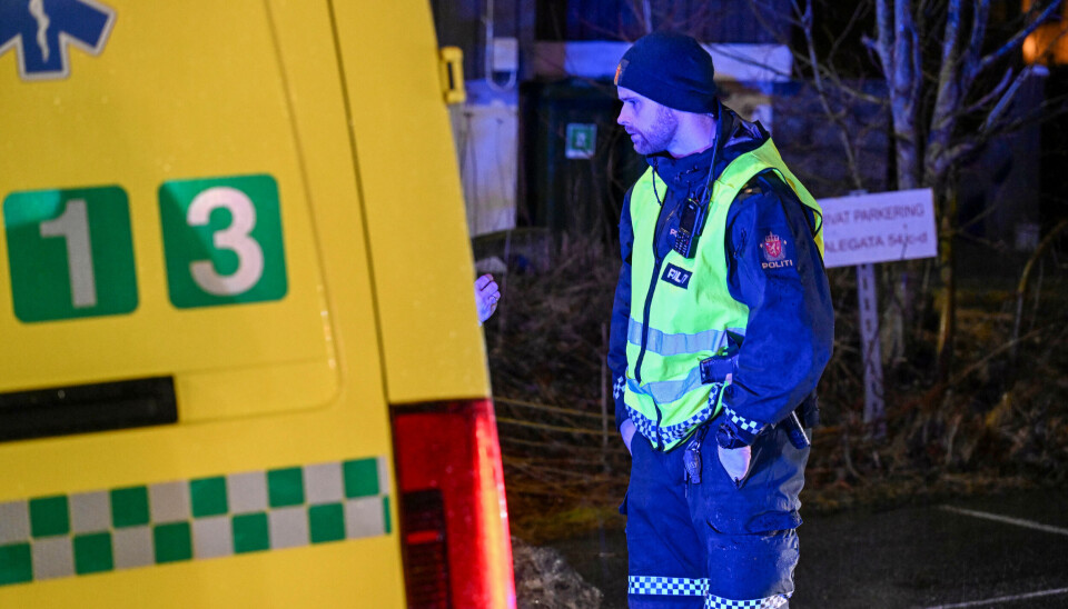 En politibetjent i samtale med en pårørende.