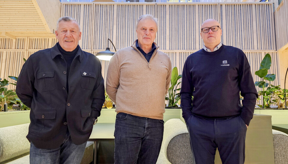 Tor Harald Hustad (midten) og Høgskolen i Molde jobber nå med ringvirkningsanalysen om Kristiansund Ballklubb. Styreleder Odd Einar Folland (til venstre) og daglig leder Kjetil Thorsen i KBK gleder seg til å få dokumentert betydningen av klubben.