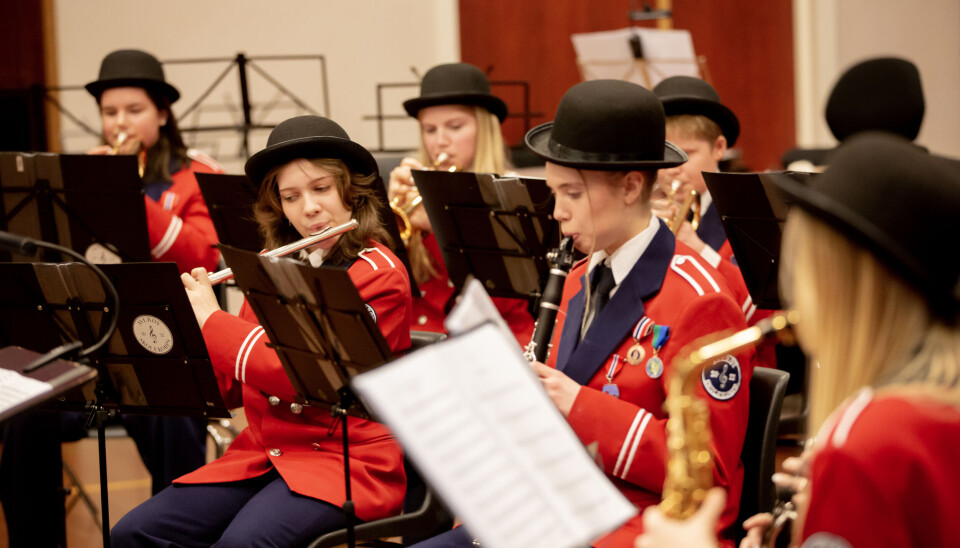 Her spiller elever fra Averøy ungdomskorps skummel musikk som åpning av Nyttårskonserten 2025.