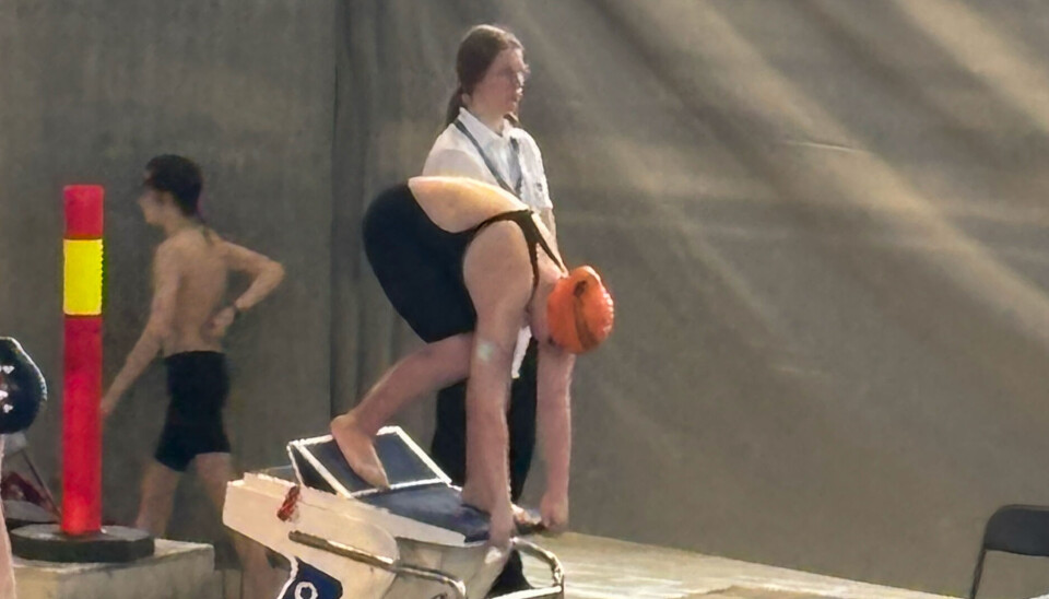 Victoria Pedersen Faksvåg klar for sin første 1500 meter. – Dette var tøft for en jente født i 2012. Hun imponerte, sier Ellen Birgitte Røsgaard, nestleder for Kristiansund svømmeklubb (KSK).