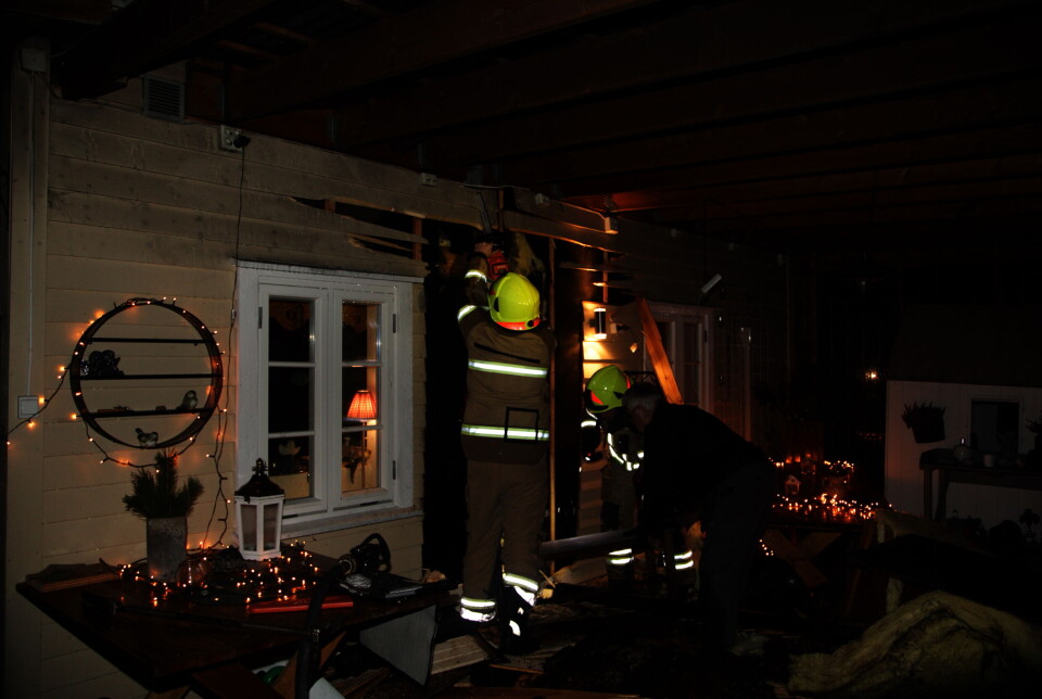 Her river brannfolkene kledningen . Det ryker fortsatt, men det er ikke noen åpne flammer.