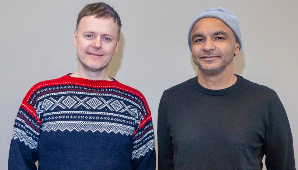 F.v.: Redaktør John Berge og styreleder Shahzad Abid i Nordmørposten AS sine lokaler i Nedre Enggate 21 i Kristiansund.