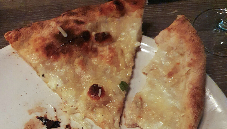 Reidars hovedrett, «Pizza formaggio». Den smaker i beste fall ingenting til tross for de fire ostene. I tillegg har den en kvalmende og ubalansert søtsmak. Men bunnen er i det minste sprø.