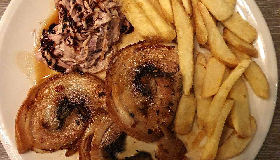 Radas hovedrett, «Porchetta romana», smaker godt, men vi har følelsen av at vi trenger tarmskylling etterpå på grunn av alt fettet. Coleslaw’en smaker for så vidt godt, men består av mye fett og lite råkost. Det samme gjelder de syltynne skivene med ribbe, som består av nesten bare fett og litt kjøtt.
