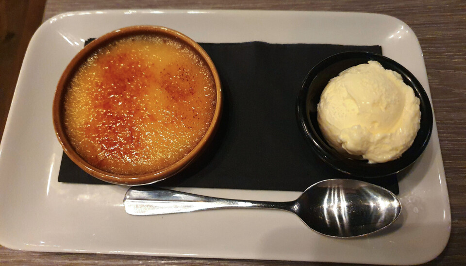 Radas dessert, «Creme brulee», er nydelig på smak, men knøttliten i omkrets og dybde.