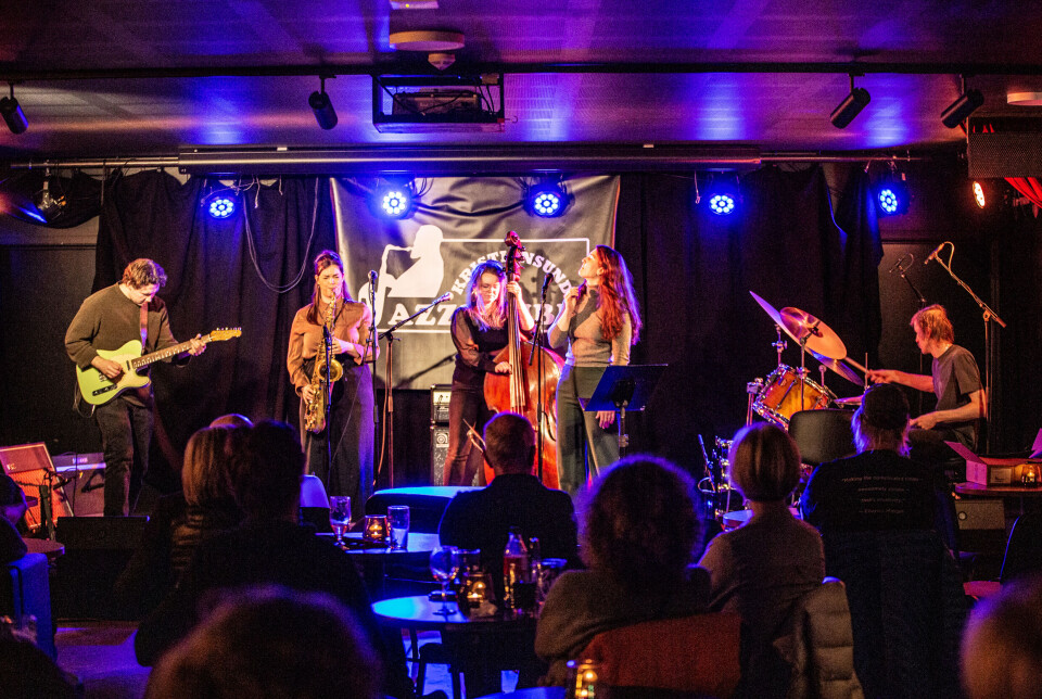 Shakai. F.v.:Simen Walle på gitar, Elisabeth Lid Trøen på saksofon og fløyte, Eline Rafteseth på bass og vokal, Gabriela Garrubo på vokal, og Kenneth Kapstad på trommer.