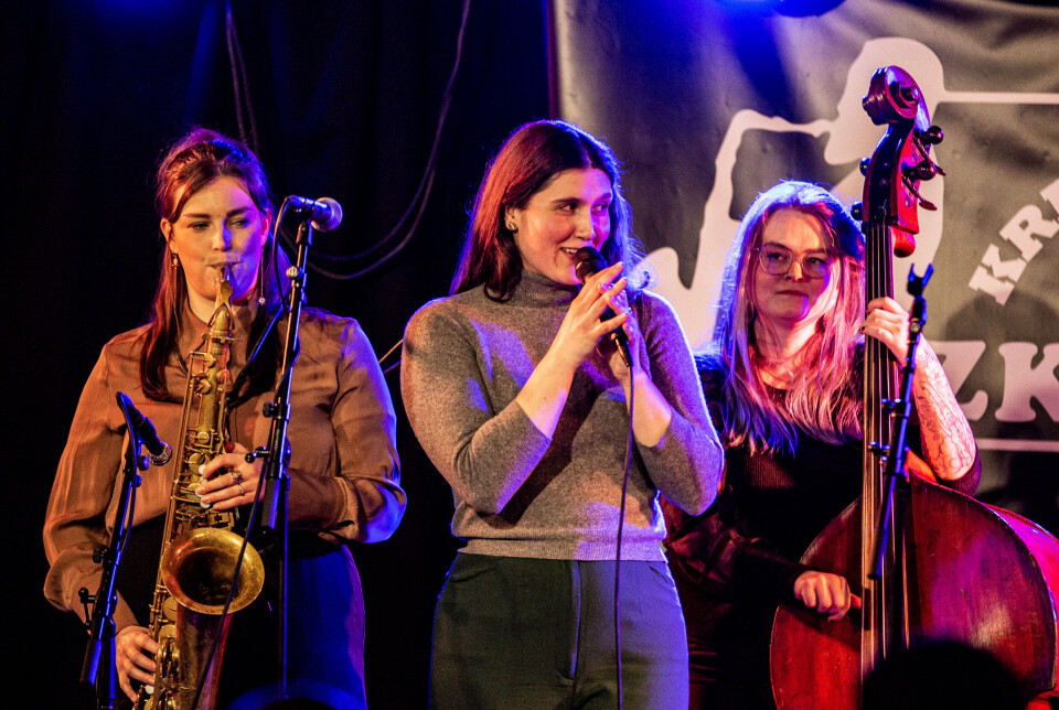 F.v.: Elisabeth Lid Trøen på saksofon, Gabriela Garrubo på vokal, og Eline Rafteseth på bass.