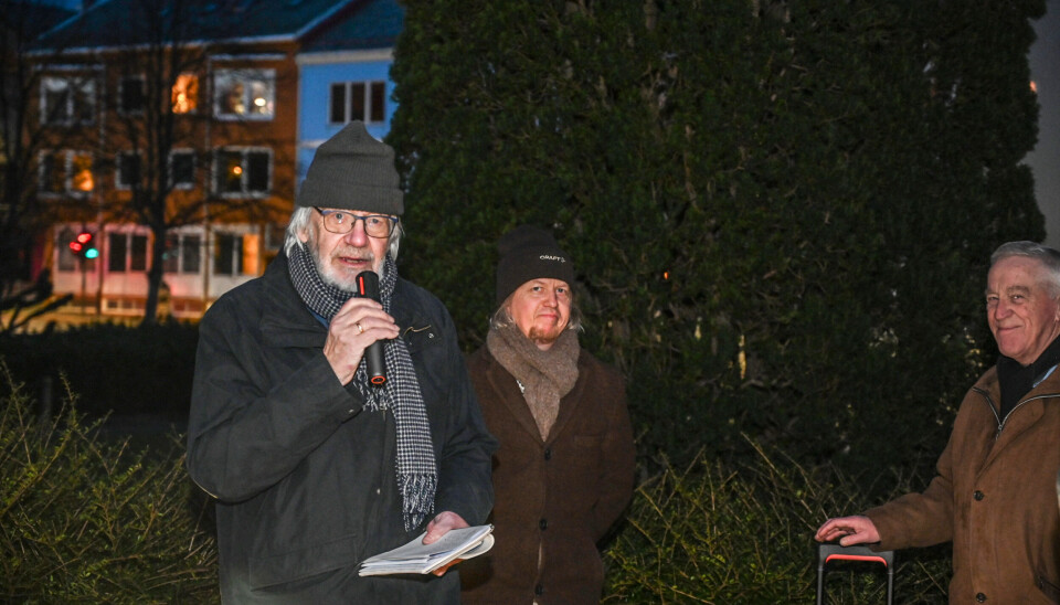 Leder i Nordmøre Historielag, Sverre Jansen (t.v.), innledet Holocaustmarkeringen. T.h.: Prost Sindre Stabell Kulø og Bjørn Elgsaas.