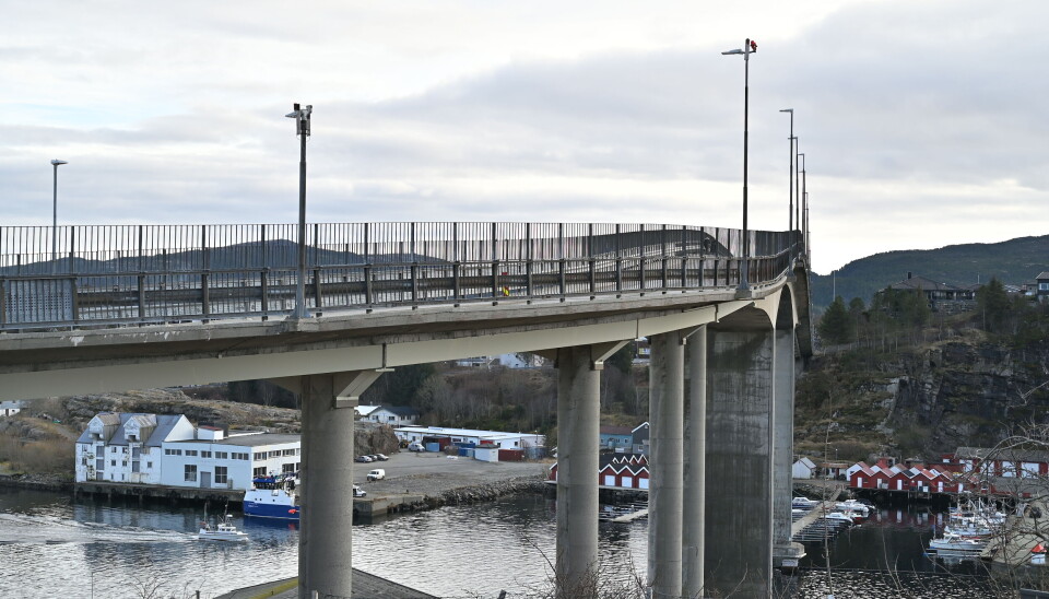 – Det er særlig viktig at vi får lysene på plass igjen, både for sikkerheten og for å gjøre det trygt å gå over Sørsundbroa. Vi håper på en rask avklaring, sier Chris Malin fra Kristiansund Kommune