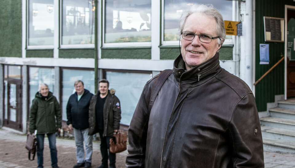 Lederen i Kristiansund storband er akkurat ferdig med et møte på Havnekontoret der de har finpusset på programmet for en storstilt konsert til ære for Kurt Weill. F.v: Torfinn Carlsen, Arne Leren, Odd Harald Olsen og Alf Ekholm.