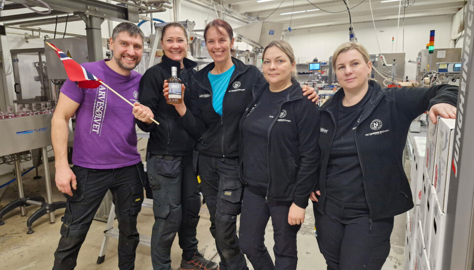 Stolt gjeng på tapperiet hos Det Norske Brenneri i Grimstad med nok en utgave av Smøla akevitten, fra venstre: Ruslan, Wenche, Susanne, Justyna og Dorota.