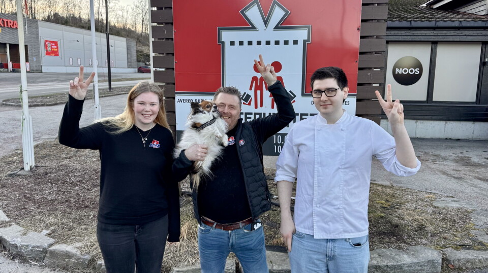 Gjengen i Mattis Fritid som åpner butikk på Bruhagen i Averøy. F.v.: Henriette Brokstad (daglig leder og mye mer), Mathias Kalvatsvik (Mattis) og Jan-Magne Holm (kokk og medarbeider).
