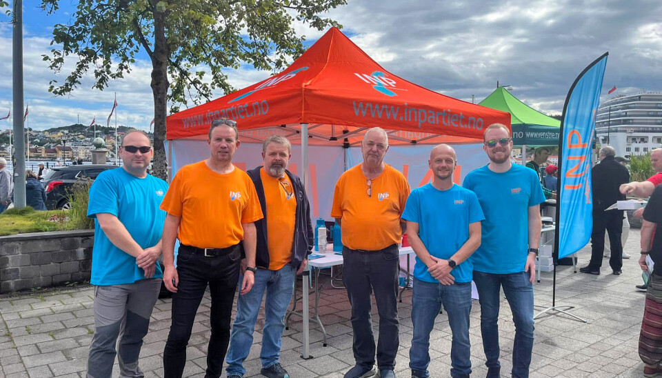 Fra valgkampen i 2023, hvor Kristiansund Industri- og Næringspartiet frontet seg med egen stand. F.v.: Kevin Bjørnes, Atle Kvammen, Arvid Bævre, Svein Myrvågnes(vara), Atle Bolgen (ikke i styret) og Alexander Kvammen.