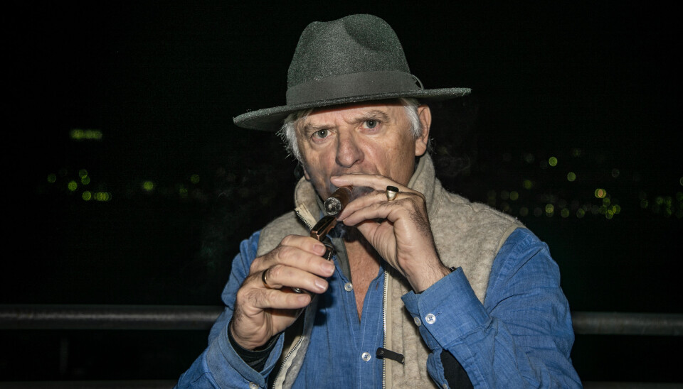 Aage Georg Sivertsen tenner en sigar i hjembyens gater.