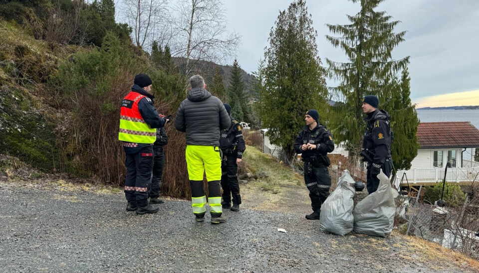 Eierne av fritidseiendommen Torill Rød Ellingsen og Frank Ellingsen, som oppdaget de to mennene som hadde kantret og lå i sjøen rapporterer om en sjokkerende opplevelse. Her oppdaterer de politiet om hendelsen.