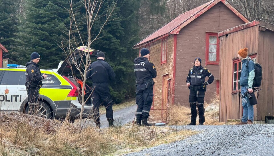 Her er politiet i samtale med NRK som første media på stedet.