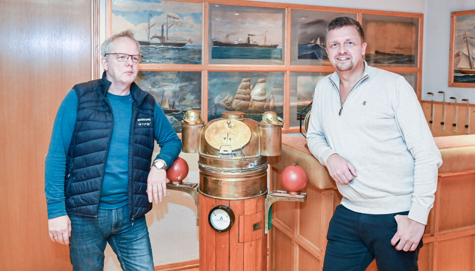 Erling Olav Halset, nestleder, og Odd-Stian Stendahl, nåværende leder i Kristiansund Skipperforening. Mellom seg har de et natthus med et opplyst kompass inni for navigasjon om natten.